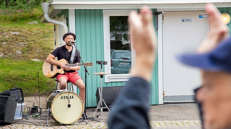 Musikern Mathias Lager, från bandet Barbados, stod för musikunderhållningen.