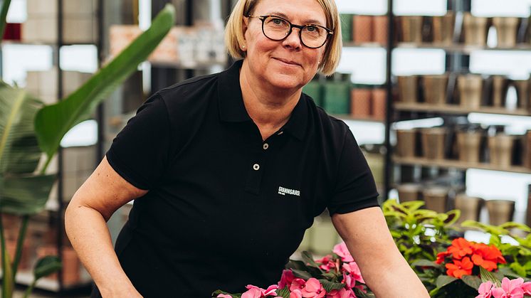 Blomveckorna Från Sverige hålls för fjärde året den 3-16 juni och är ett samarbete mellan växtbranschen och Från Sverige. Här berättar Blomsterlandet, ICA och Granngården vad de gör under veckorna. På fotot är Andrea Johansson Hols, Granngården.