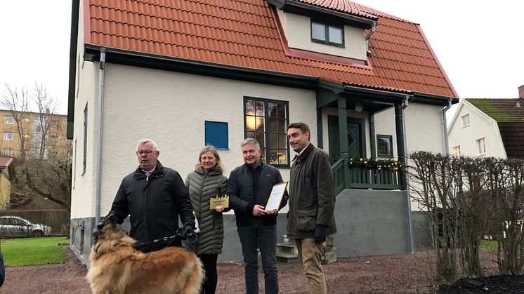 Byggnadsvårdspriset delades ut av stadsbyggnadsnämndens ordförande Erik Nilsson (KD) och förste vice ordförande Håkan Holm Alteblad