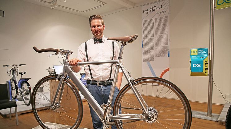 Geschäftsführer von Rotor, Sebastian Billhardt, mit einem nur knapp 14 Kilogram leichten E-Bike vom Hersteller Coboc GmbH & Co. KG/Deutschland