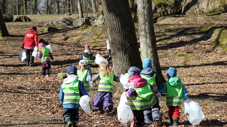 Förskolebarn på skräpjakt. Det pedagogiska projektet Vi håller rent bidrar till att skapa goda attityder kring nedskräpning tidigt i livet. Foto: Park- och naturförvaltningen