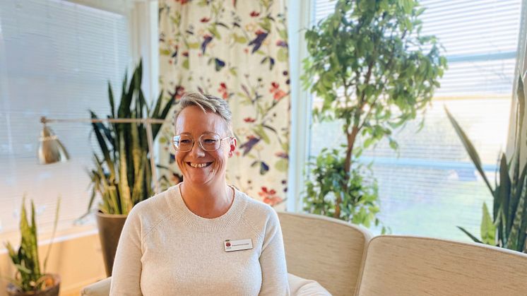 Roxina Karlsson Viebke, enhetschef på Reimersdal äldreboende, implementerar mobila trygghetslarm för att främja ökad självständighet hos de boende. Hennes initiativ öppnar dörrar till en mer flexibel och personcentrerad omsorgsmiljö.