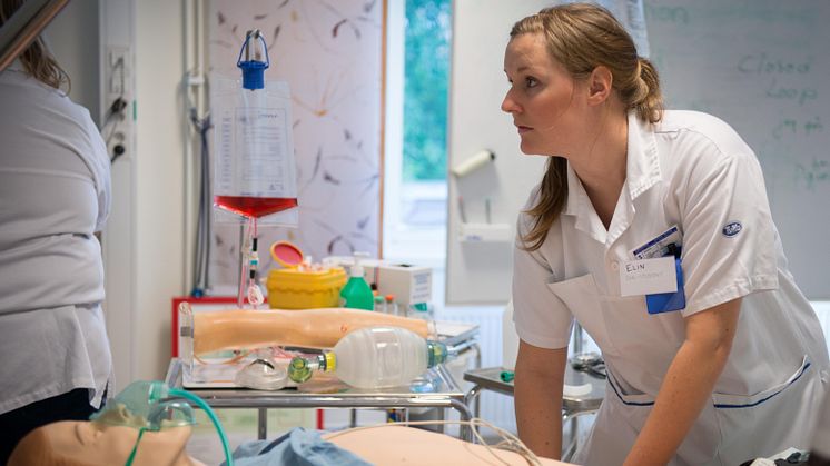 Sjuksköterskestudenter tränar akutsjukvård i simulator