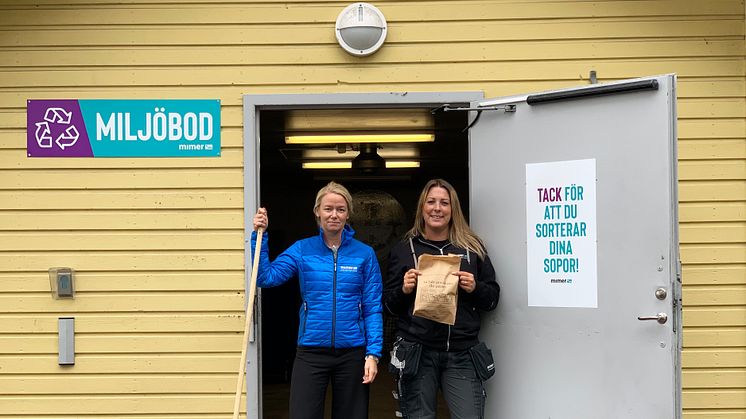 Maria Eberhardsson och Sandra Eriksson vid en av Mimers miljöbodar.