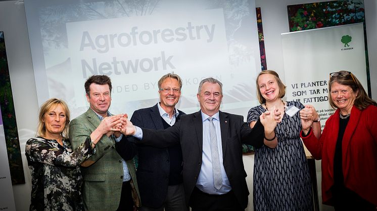 Från vänster; Johanna Björklund, Agroforestry Sverige; Anders Malmer, professor SLU Global; Henrik Brundin, vice vd Vi-skogen; Sven-Erik Bucht, landsbygdsminister; Maria Ölund, projektkoordinator Focali; Madeleine Fogde, programchef SIANI. 