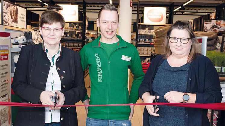 Leobens Vizebürgermeisterin Birgit Sandler, Filialleiter Michael Schwaiger und Gebietsleitung Sonja Wichmann eröffnen die Filiale Leoben. 