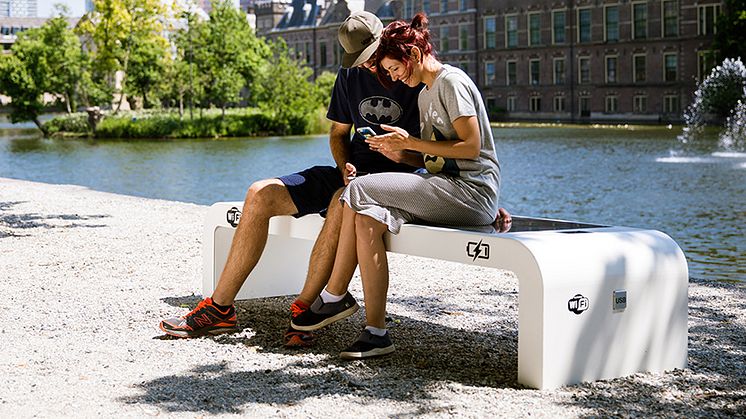 Smart Solar Bench, design Infra Marks. LED belyst sits av solpanel, WIFI och trådlösa laddningspots samt USB-uttag.