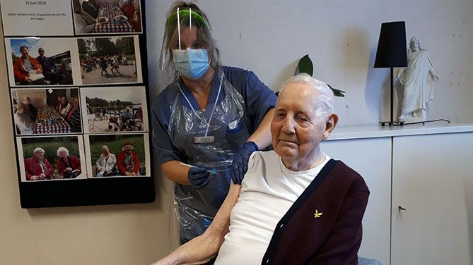 Erik Eriksson, 93, som bor på Ängsgården i Norrtälje var först på Tiohundras äldreboenden att vaccineras. Angelica Rodensjö, sjuksköterska, gav honom den första dosen.