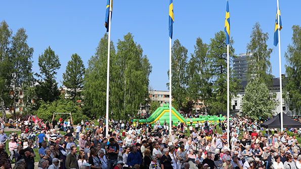 Många pitebor sökte sig till Badhusparken i Piteå för Nationaldagsfirande i strålande sol.