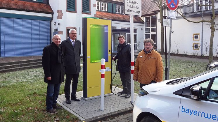 Freuen sich über die neue Stromtankstelle: Bürgermeister Herbert Jakob (2. v. l.) und Herbert Reth (r.) von der Marktgemeinde sowie Bayernwerk-Kommunalbetreuer Günter Jira (l.) und Uwe Thomas (2. v. r.) vom Bayernwerk-Kundencenter Marktheidenfeld.