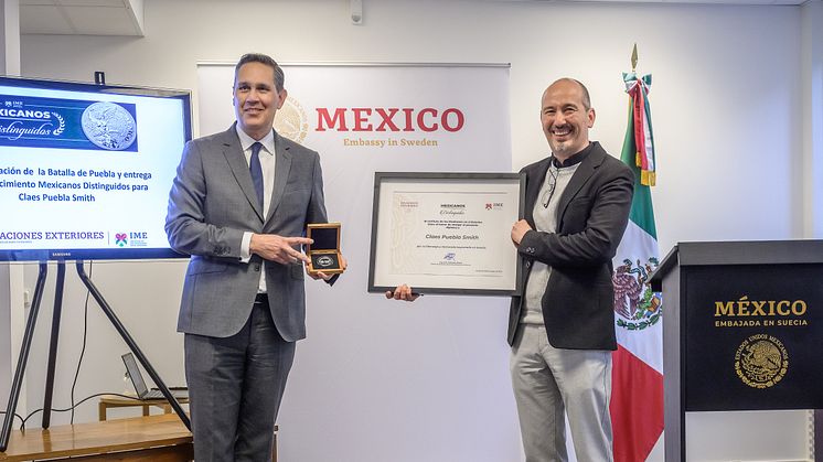Mexikanska staten ger medalj och utmärkelsen ”Framstående mexikaner” till Claes Puebla Smith. Det är första gången en sådan medalj delats ut i Sverige och Norden.