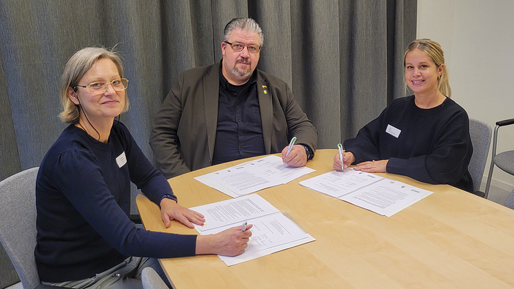 Från vänster syns Cecilia Persson, verksamhetschef på Vårdcentralen Svalöv, Teddy Nilsson (SD) kommunstyrelsens ordförande och Anna Nilsson, lokalpolisområdeschef för Lokalpolisområde Klippan.