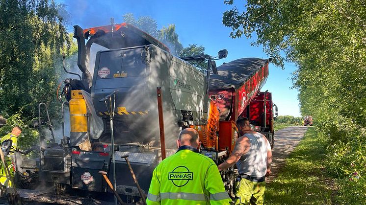 Ny LCA-undersøgelse viser, at TB-k-belægningerne har klare fordele over mere gængse belægningsløsninger. Tyndtlagsbelægningsløsningen PANgrip fra Pankas udleder 38 procent mindre CO2 sammenlagt ved produktion og udlægning end et ordinært slidlag