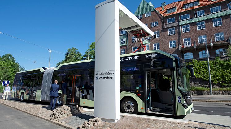 Den nya elbussen laddas vid Sahlgrenska.