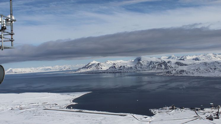 Utsikten fra Zeppelinobservatoriet på Svalbard. Her er det målt nye rekordnivåer av klimagasser også i 2018. Foto: Are Bäcklund, NILU