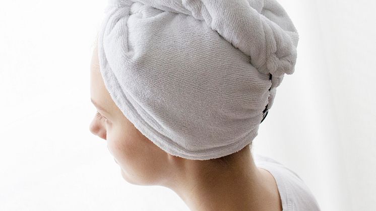 Vira in håret och fäst handduken med en knapp på baksidan.