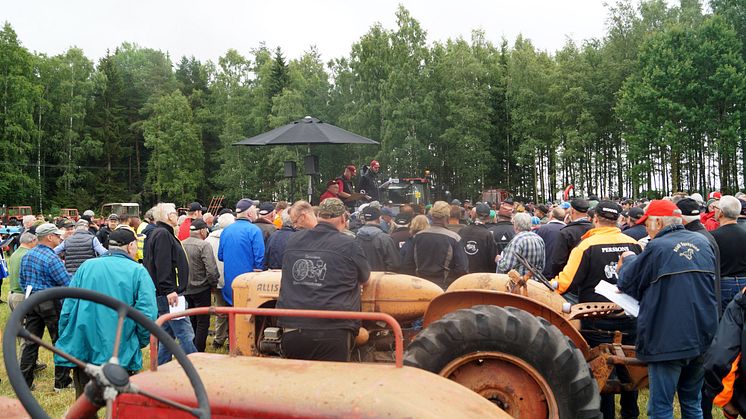 Runt 1500 personer hade tagit sig till auktionen i Klockrike där ett stort antal traktorer och maskiner såldes, bland annat 30 veterantraktorer till förmån för barnrättsorganisationen Erikshjälpen.