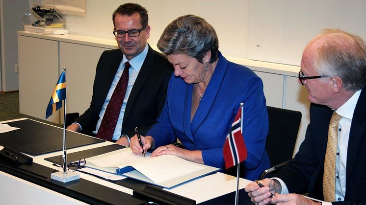Vår verksamhet regleras av en fyraårig överenskommelse mellan Sverige, Finland och Norge.   Här undertecknar ambassadör Jarmo Viinanen, Ylva Johansson och ambassadör Kai Eide den nu gällande överenskommelsen. Foto: Regeringskansliet.