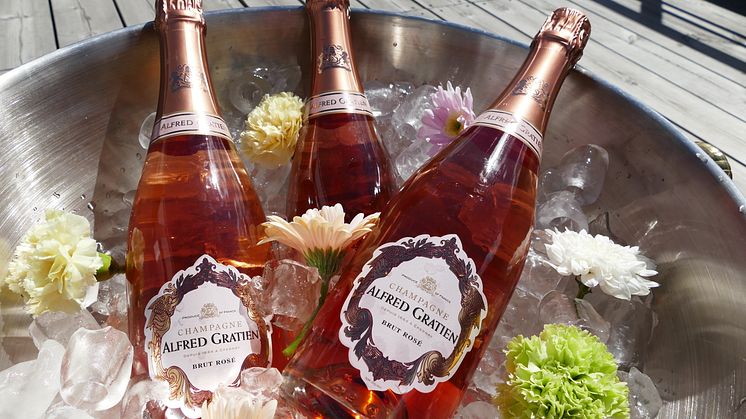 Med doft av sommarbär passar Alfred Gratien Brut Rosé fint till semesterns ljumma kvällar