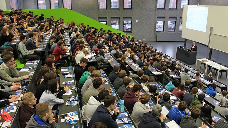 TH-Präsident Prof. Dr. László Ungvári begrüßte die Teilnehmerinnen und Teilnehmer persönlich im Audimax.