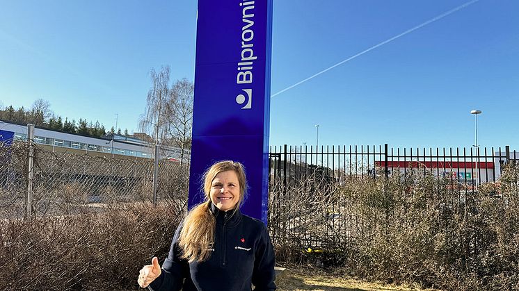 Charlotte Tverved, hållbarhetsansvarig på Bilprovningen, gläder sig åt resultatet i SBI 2024   Foto: Bilprovningen