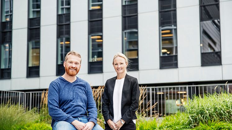 Daglig leder i Doro Care AS, Arvid Bakken og Cecilie Landgraff Bruusgaard, utleiesjef i Höegh Eiendom.