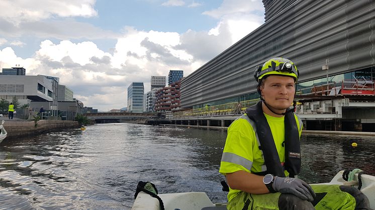 Oppdraget  på Museumsutstikkeren handler om å sikre Operatunellen og ha kontroll på vannkvalitet for villfisk som laks og ørret.  Geolog Lars Steinar Hefre i Cautus Geo tar lettbåt i bruk for å etablere bøyer for måling av vannkvalitet.