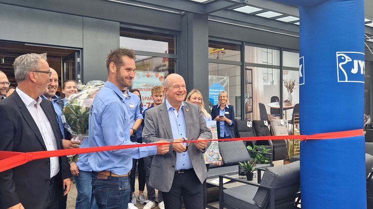 Store Manager Christian Dahlem und Dürens Bürgermeister Frank Peter Ullrich bei der Wiedereröffnung