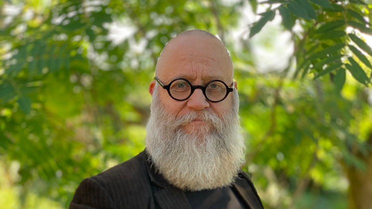 Fredrik Strömberg har jobbat på olika sätt med serier i över trettio år och nu har han lagt fram sin avhandling om serier vid Malmö universitet. Foto: Hanna Strömberg