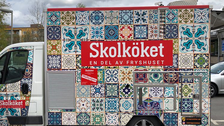 Skolköket – en del av Fryshuset, delar ut 7000 portioner mat i Järva, med stöd av Radiohjälpen och ICA Stiftelsen