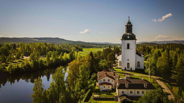 Storslagen och gratis invigning i Järvsö kyrka av hållbarhetskonferensen Järvsö Summit med folkkära musiker och inspirerande talare.