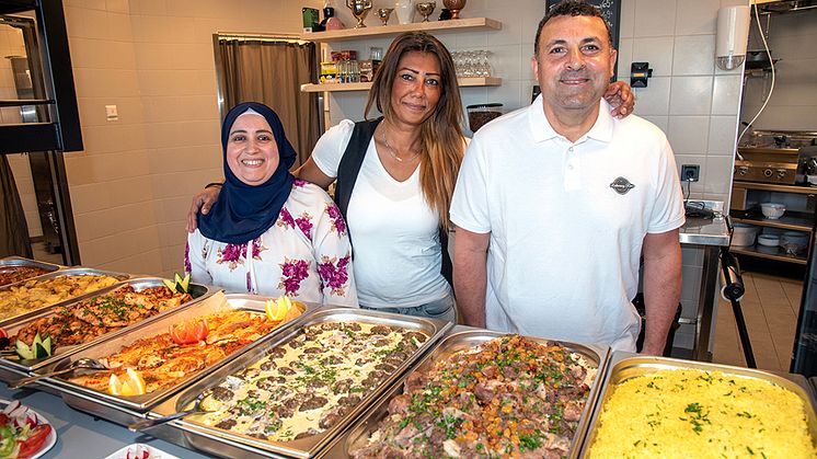 Rim Masharawi med sina två medarbetare Mona Stagtiyeh och Muhammed Soonda på Restaurang Rim’s.