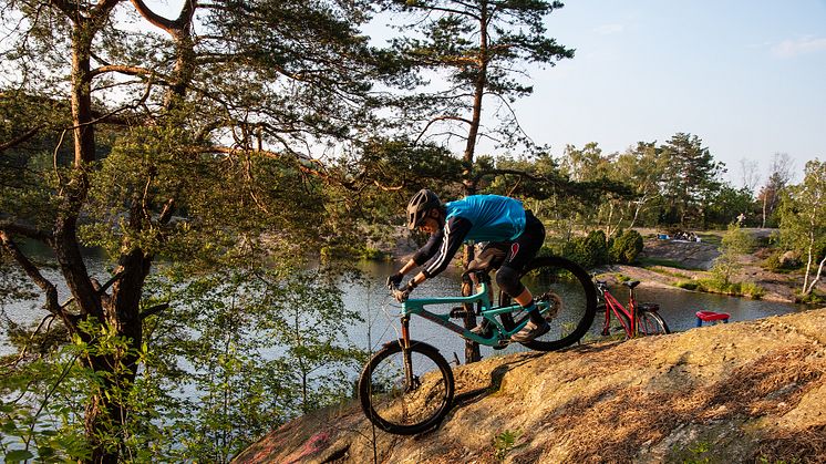 Leo Ranta på de spännande klipporna vid Bergsjöbadet.