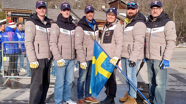 VM-landslaget i speedski fr.v. Olof Abrahamsson, Axel Månhammar Abrahamsson, Carl Ribbegårdh, Britta Backlund, tränare Daniel Andersson, förbundskapten Micke Brunnberg. Foto: SSF.