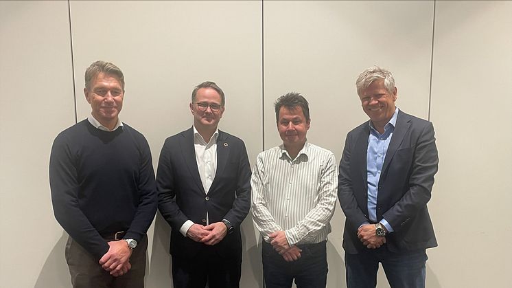 Olje- og energiminister Terja Aasland, Mats Ruland, leder for Sør-Fosen sijte Leif Arne Jåma og Tom Kristian Larsen daglig leder i Fosen Vind DA