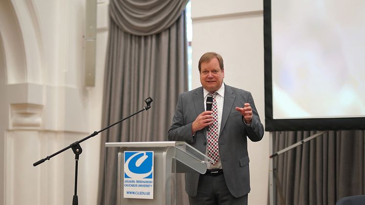 Prof. Frank Gillert bei seiner Open Lecture an der Caucasus Universität im Rahmen der Digital Logistics Week. (Bild: Caucasus University)