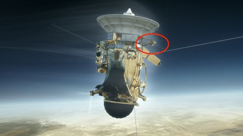 Rymdfarkosten Cassini med ett svenskt instrument ombord (i röd cirkel) ska snart åka in i Saturnus gasmassor (bild: NASA)