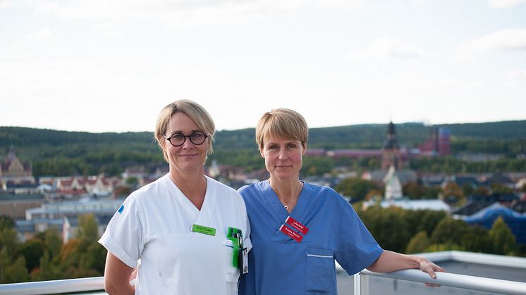 Ammi Drake, barnmorska, och Emelie Sternö, biträdande verksamhetschef, vid kvinnokliniken i Falun. Foto: Landstinget Dalarna