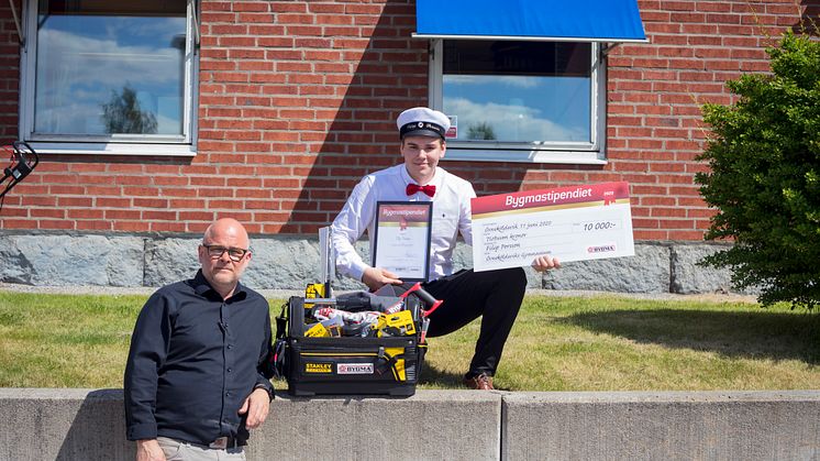 Årets Bygmastipendiat i Örnsköldsvik Filip Persson tillsammans med Bygmas Magnus Häggström. Foto: Carola Harnesk