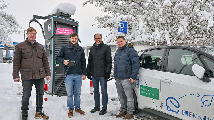 Tankstellenbetreiber Erich Werner, Manuel Holzmann, Assetmanager E-Mobility LEW, Bürgermeister Andreas Scharf und Michael Smischek, LEW Kommunalbetreuer (v.l.n.r.) weihen die neuen Schnellladesäulen in Graben ein.