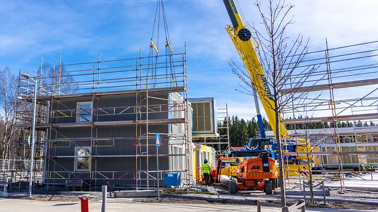 En lägenhetsmodul lyfts på plats i Frestaby
