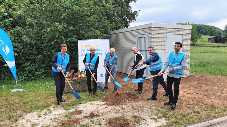 Anpacken für den Glasfaserausbau in Schaafheim: (v.l.) Marius Dallmann und Jochen Mogalle von Deutsche Glafaser, Bürgermeister Reinhold Hehmann, Frank Gey von ENTEGA und Landrat Klaus Peter Schellhaas nebst Projektmanager Theodoris Samalis. (DG)