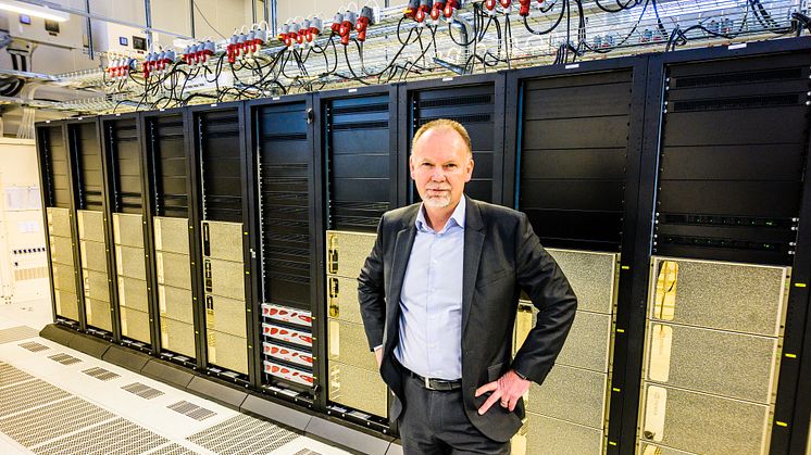 Anders Ynnerman, WASP:s programdirektör, framför AI-superdatorn Berzelius. 