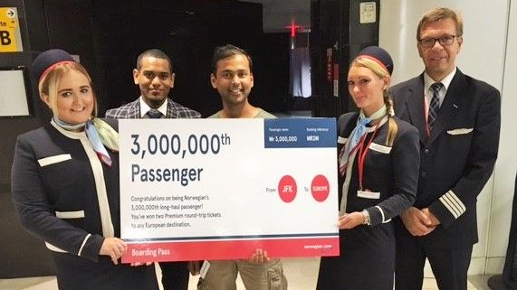 Norwegian's 3,000,000th Long-Haul Passenger, Naresh Airody (centre), with Members of the JFK-LGW Crew