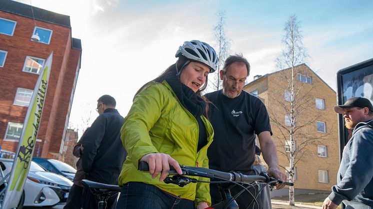 Maria Hannerfors provar en fatbike med el. Fotograf: Jim Sandstén, Sandstén media.