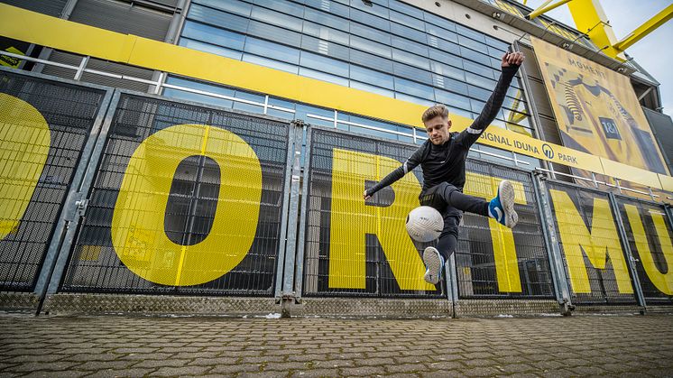 Fußball-Freestyler Pascal Gurk am Signal Iduna Park in Dortmund; Projekt Ruhr.Fussball, © Ruhr Tourismus / Stratmann