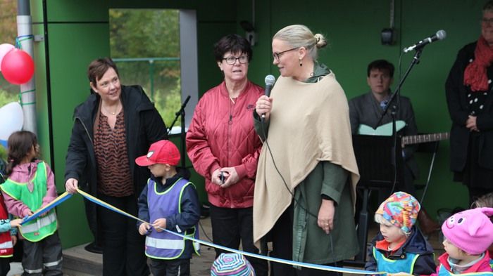Bandet klipptes av förskolebarn tillsammans med rektor Susanne Olsson, kommunstyrelsens ordförande Pia Almström och utbildningsnämndens ordförande Camilla Mårtensen.