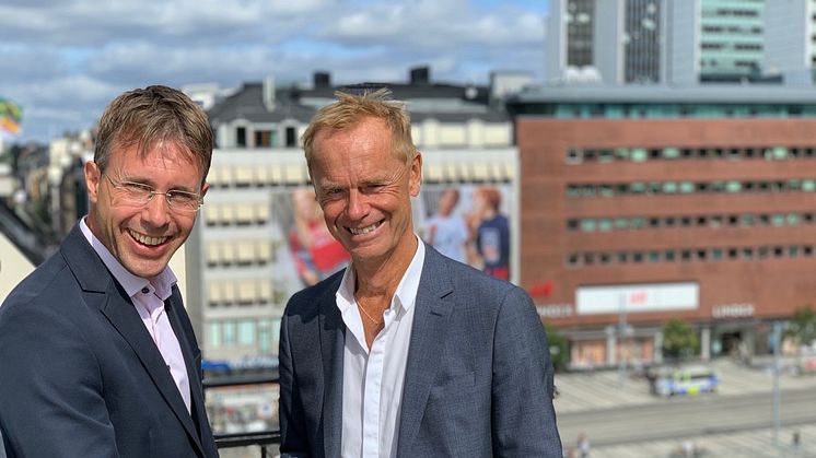 Håkan Lord, till höger, välkomnar Johan Edén som försäljningschef på SoftOne Group. 