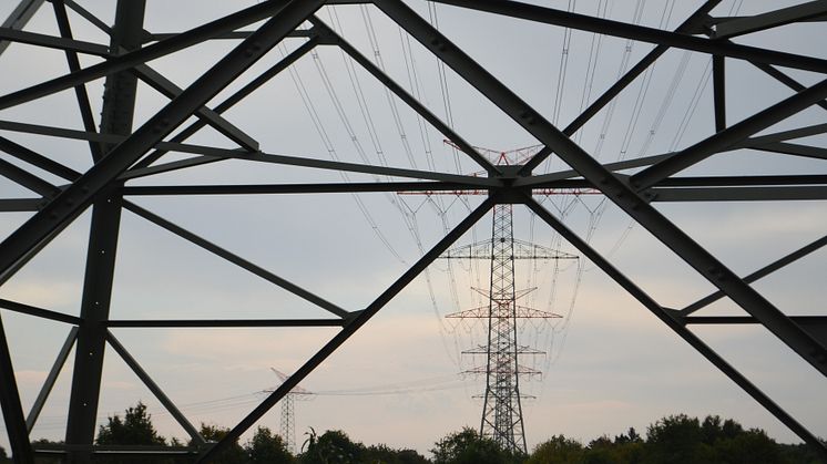 Nordfriesland: Die Westküstenleitung. Im Herbst soll der vierte von fünf Bauabschnitten in Betrieb genommen werden (Foto zeigt Westküstenleitung in Husum)