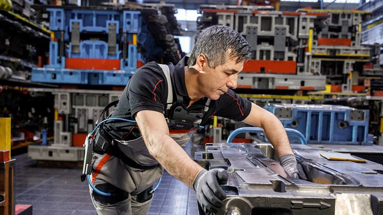 På Audi fabrikker skånes ryggen med exoskelet